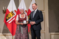 Verleihung der Verdienstmedaille des Landes Oberösterreich durch Landeshauptmann Thomas Stelzer.